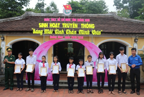 Trao 20 suất học bổng cho các em học sinh nghèo vượt khó trên địa bàn huyện Tiên Phước